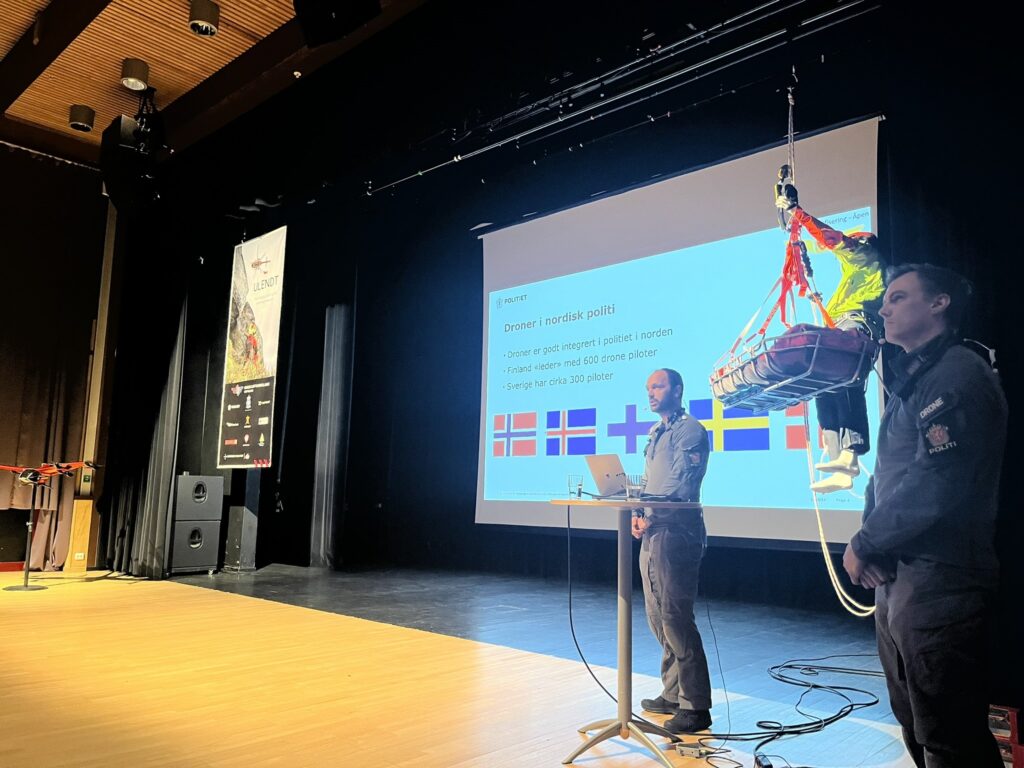 Foredragsholdere på scenen under SAR61°N