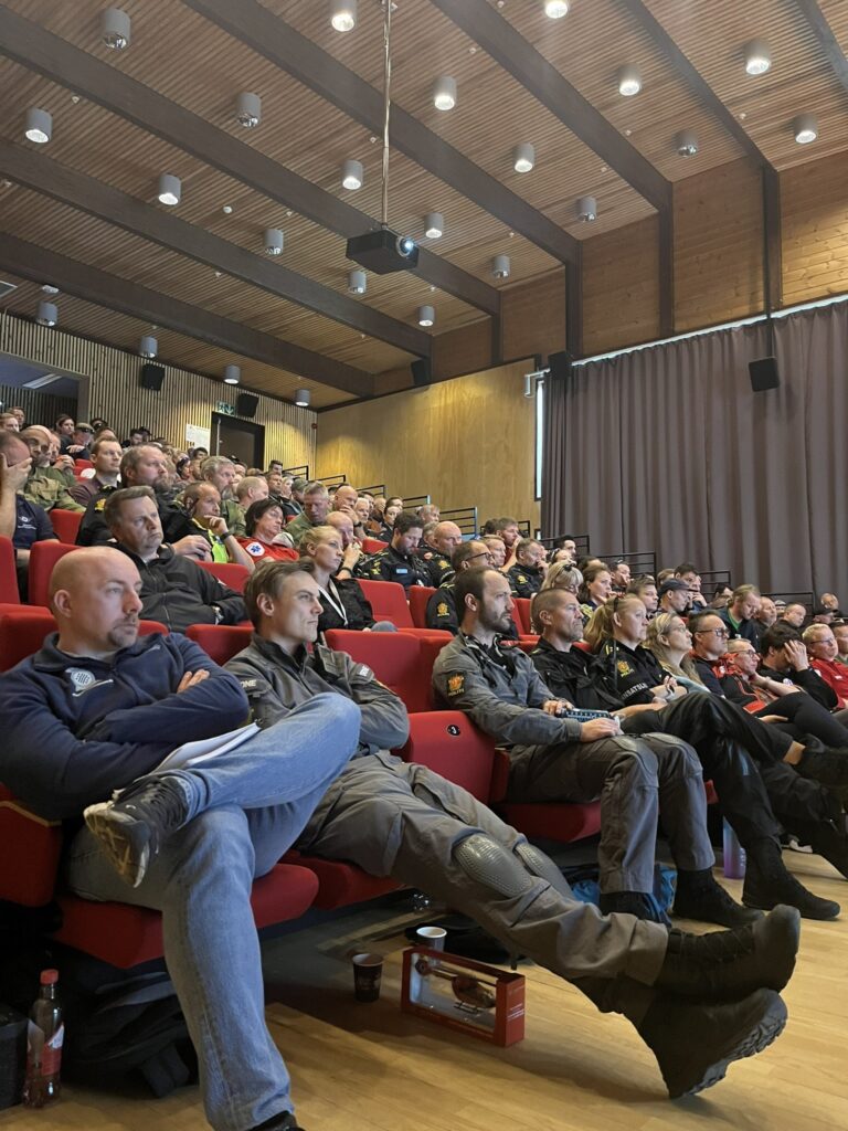 Foredragsholdere på scenen under SAR61°N