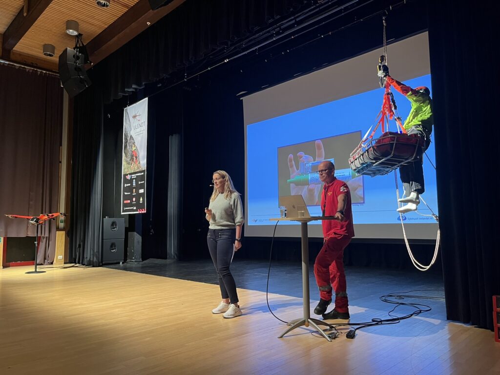 Foredragsholdere på scenen under SAR61°N