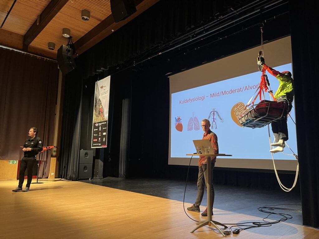 Foredragsholdere på scenen under SAR61°N